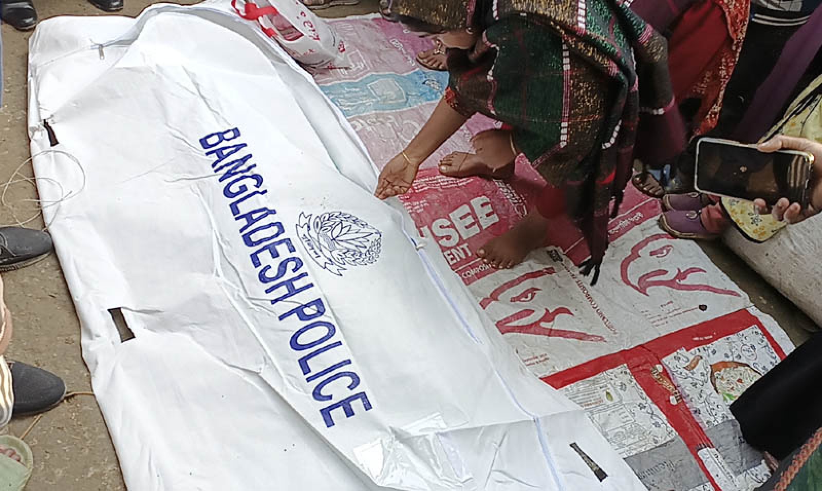 বদলগাছীতে পেয়ারা গাছ থেকে গৃহবধূর ঝুলন্ত মরদেহ উদ্ধার