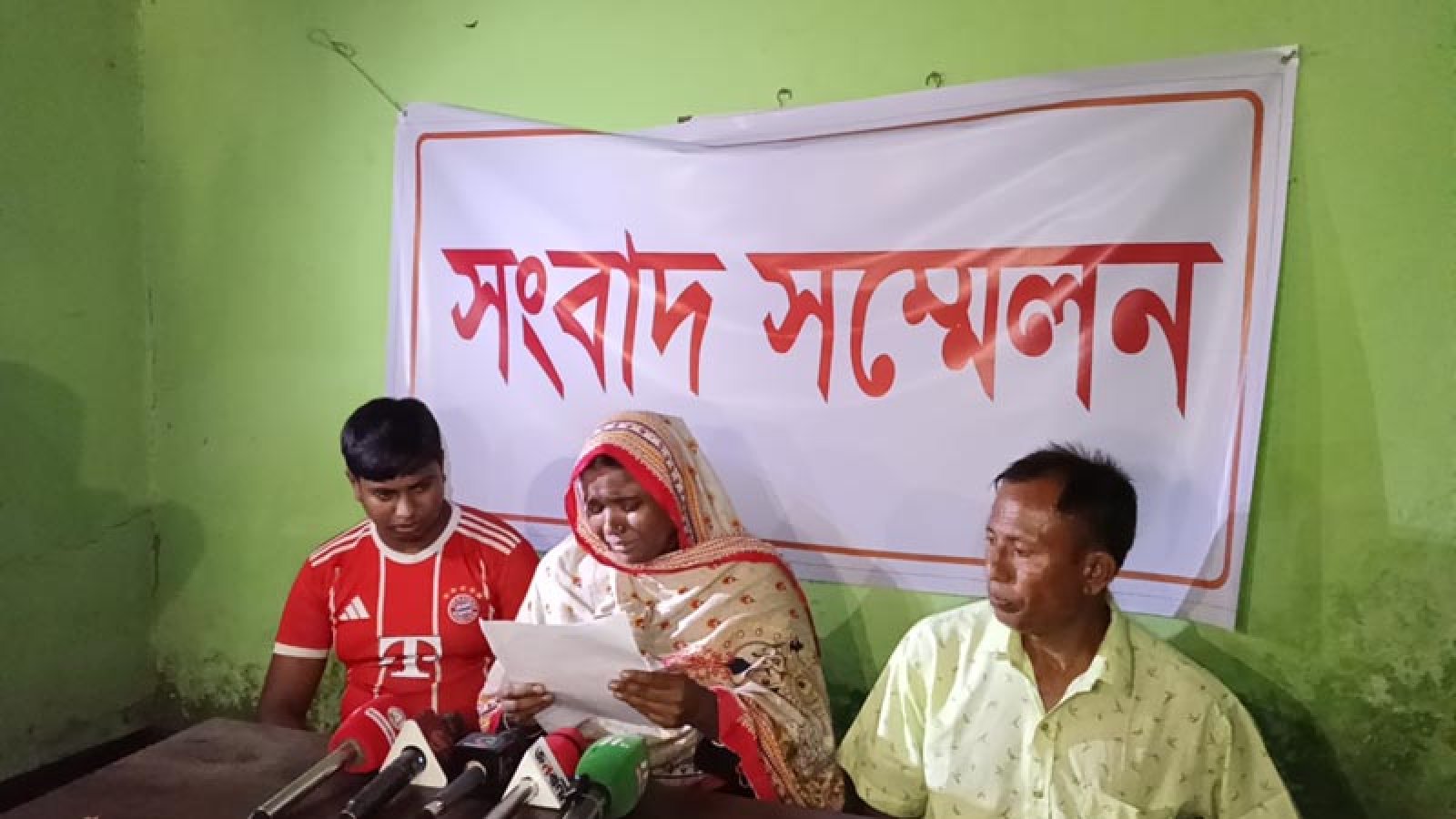বদলগাছীতে থানায় অভিযোগের পরও উদ্ধার হয়নি স্কুলছাত্রী, ক্ষোভ ও কান্নায় সংবাদ সম্মেলন