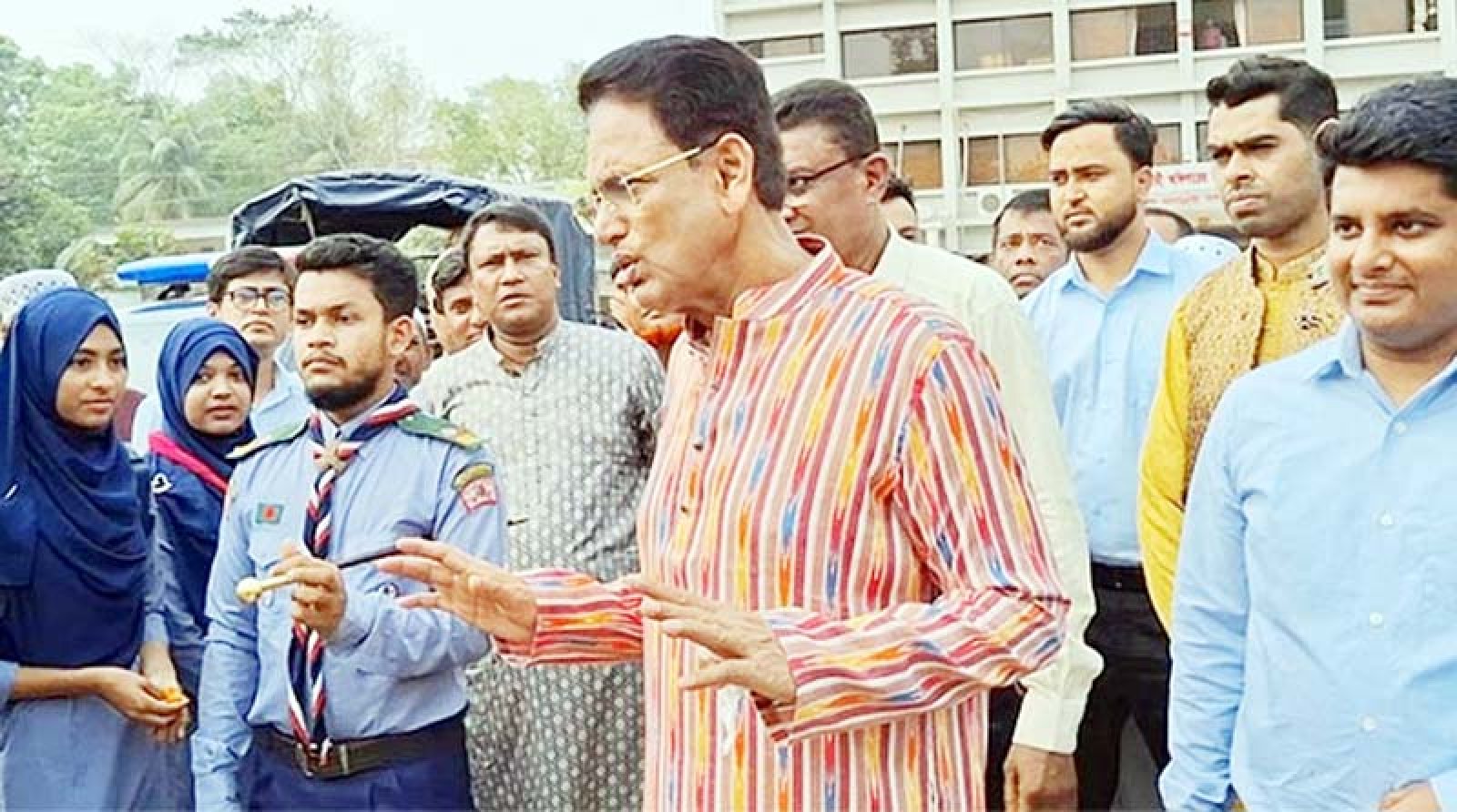 শিক্ষার্থীদের রাস্তায় দাঁড় করিয়ে শুভেচ্ছা জানানো সম্পূর্ণ নিষিদ্ধ