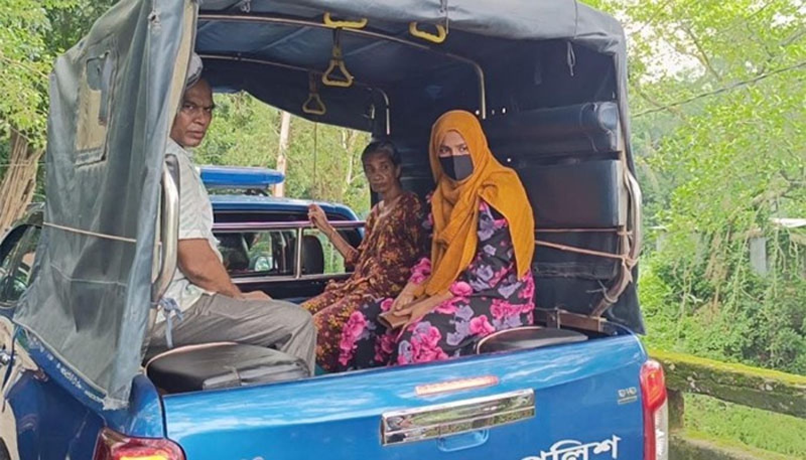 মাকে হত্যার পর ভাতিজাকে পুলিশ ডাকতে বললেন মেয়ে
