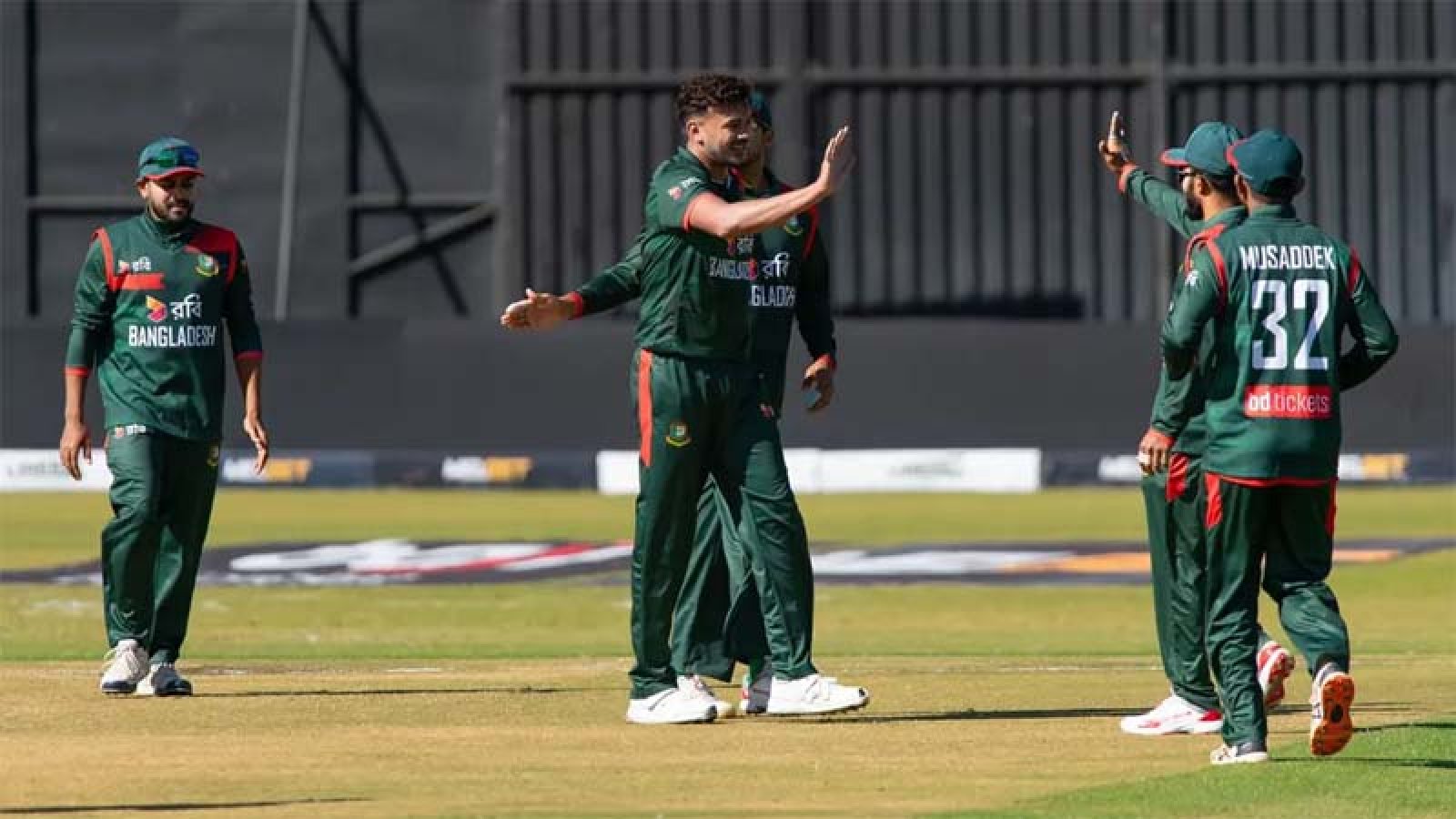 বাংলাদেশকে চ্যালেঞ্জিং লক্ষ্য দিলো জিম্বাবুয়ে
