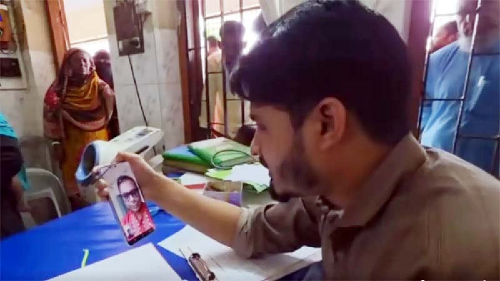 ভিডিও কলে হাসপাতালের কার্যক্রম দেখলেন স্বাস্থ্য প্রতিমন্ত্রী
