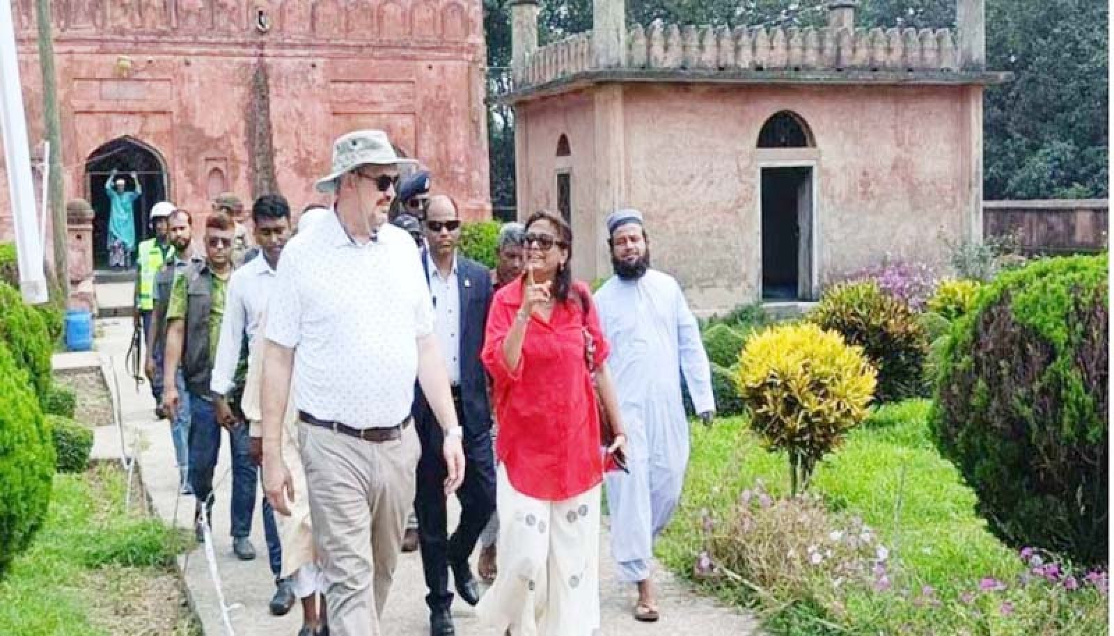 সোনামসজিদ স্থলবন্দর ও প্রাচীন গৌড় পরিদর্শন করলেন মার্কিন রাষ্ট্রদূত