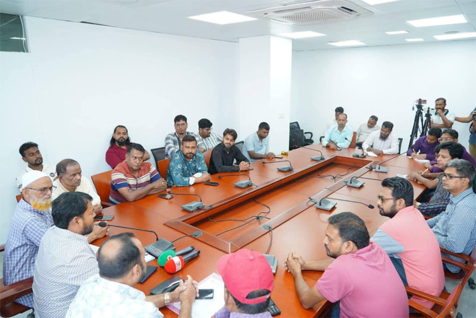 রাজশাহী প্রেসক্লাবের নেতৃবৃন্দের সাথে রাসিক প্রশাসকের মতবিনিময়