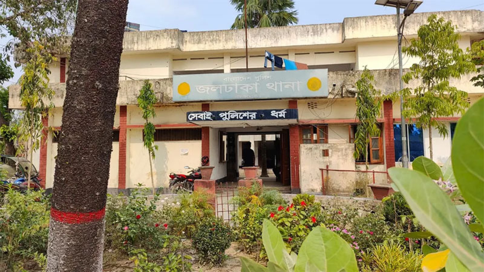 বাড়ির রাস্তা নিয়ে বিরোধের জেরে যুবককে কুপিয়ে হত্যা