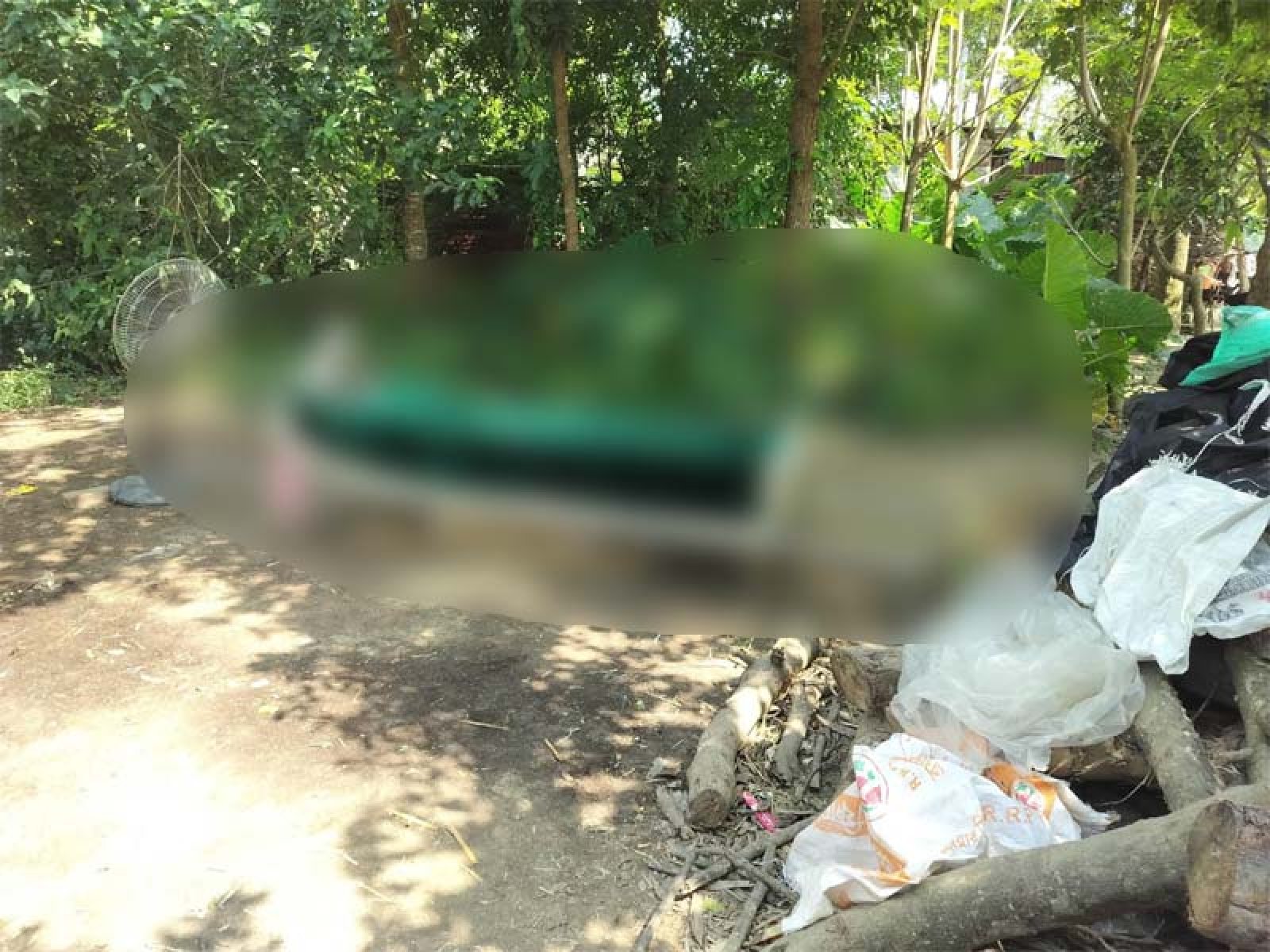 পদ্মায় তিন দিন পর ভেসে উঠল শিশুর মরদেহ: সৎকার নিয়ে থানা-পুলিশের 'টানাপোড়েন'