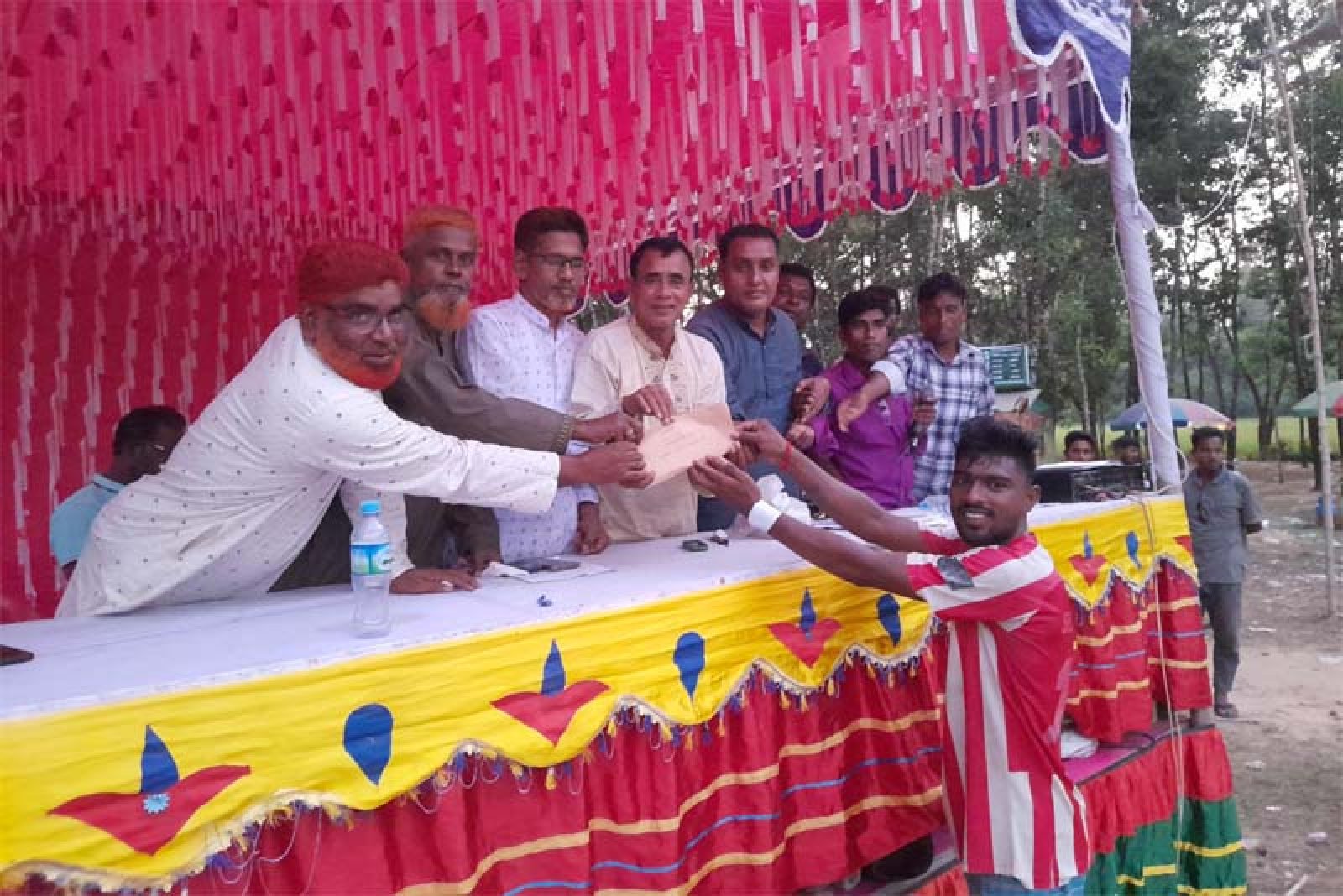 নিয়ামতপুরে আদিবাসী ফুটবল টুর্নামেন্টের ফাইনাল খেলা অনুষ্ঠিত