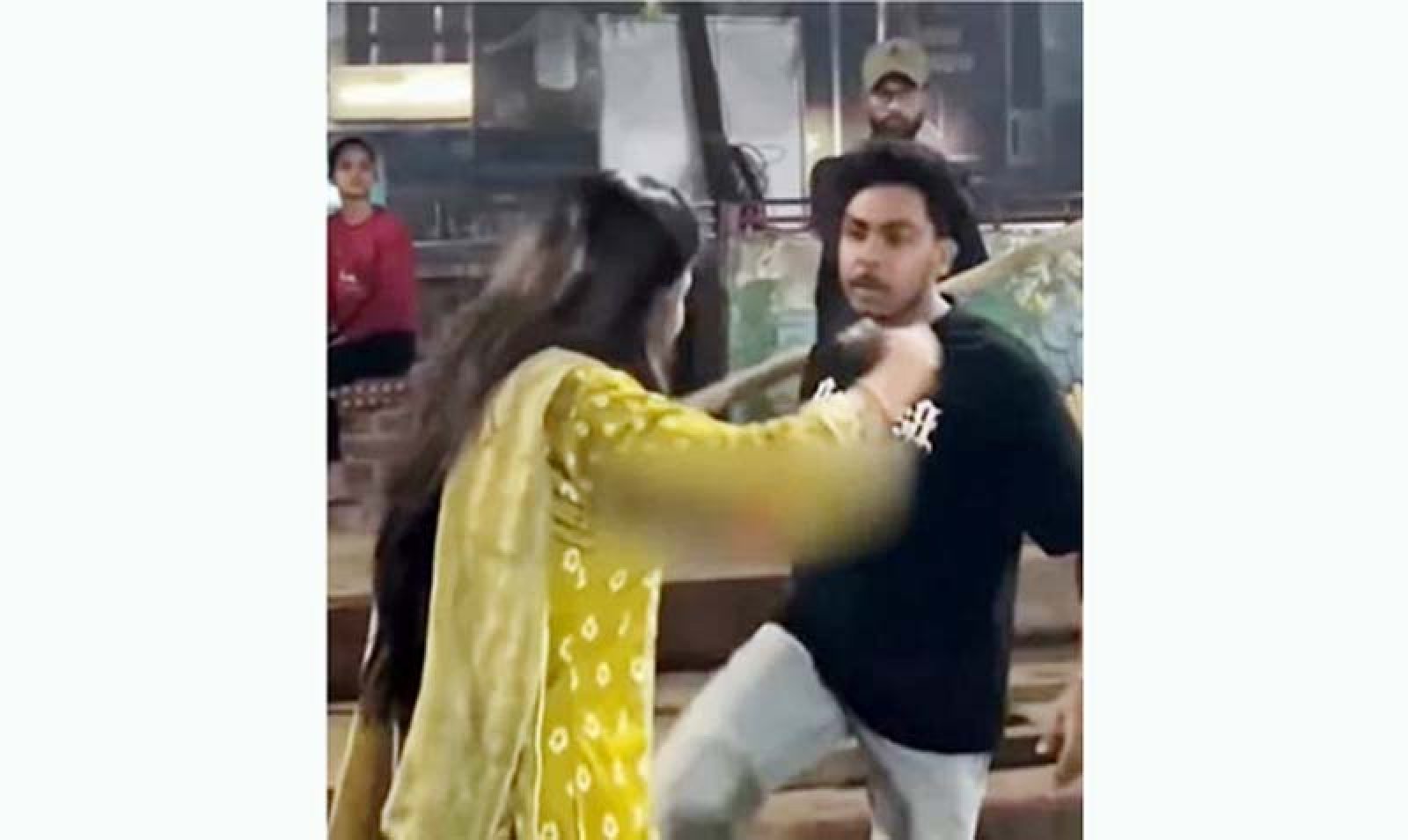 টিএসসিতে দুই নারীকে লাঞ্ছিত করার ঘটনায় ॥  বিশ্ববিদ্যালয়ের ৩ শিক্ষার্থী বহিষ্কার