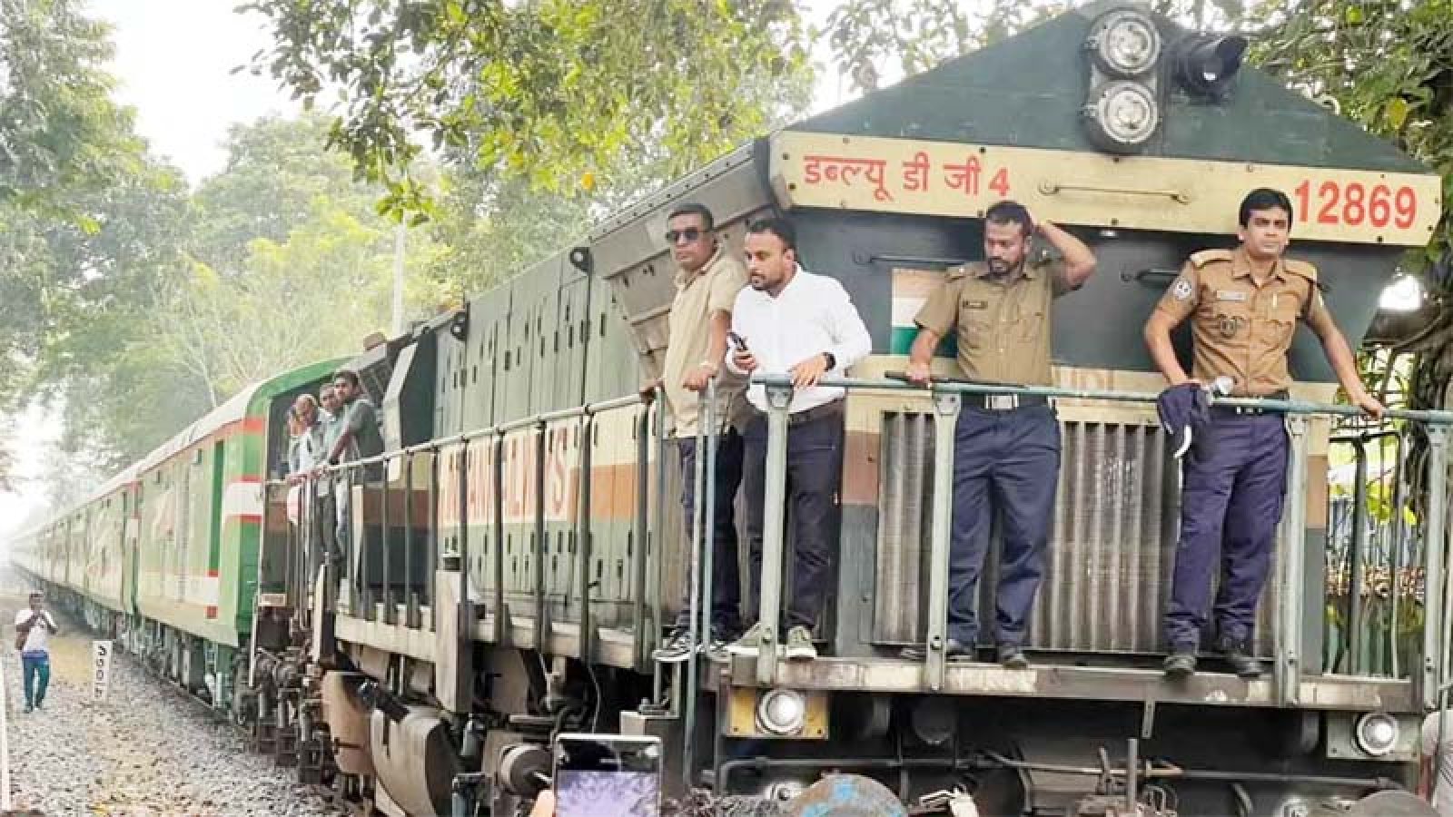 ভারত থেকে দেশে এলো প্রথম চালানের ১৮টি নতুন রেল কোচ