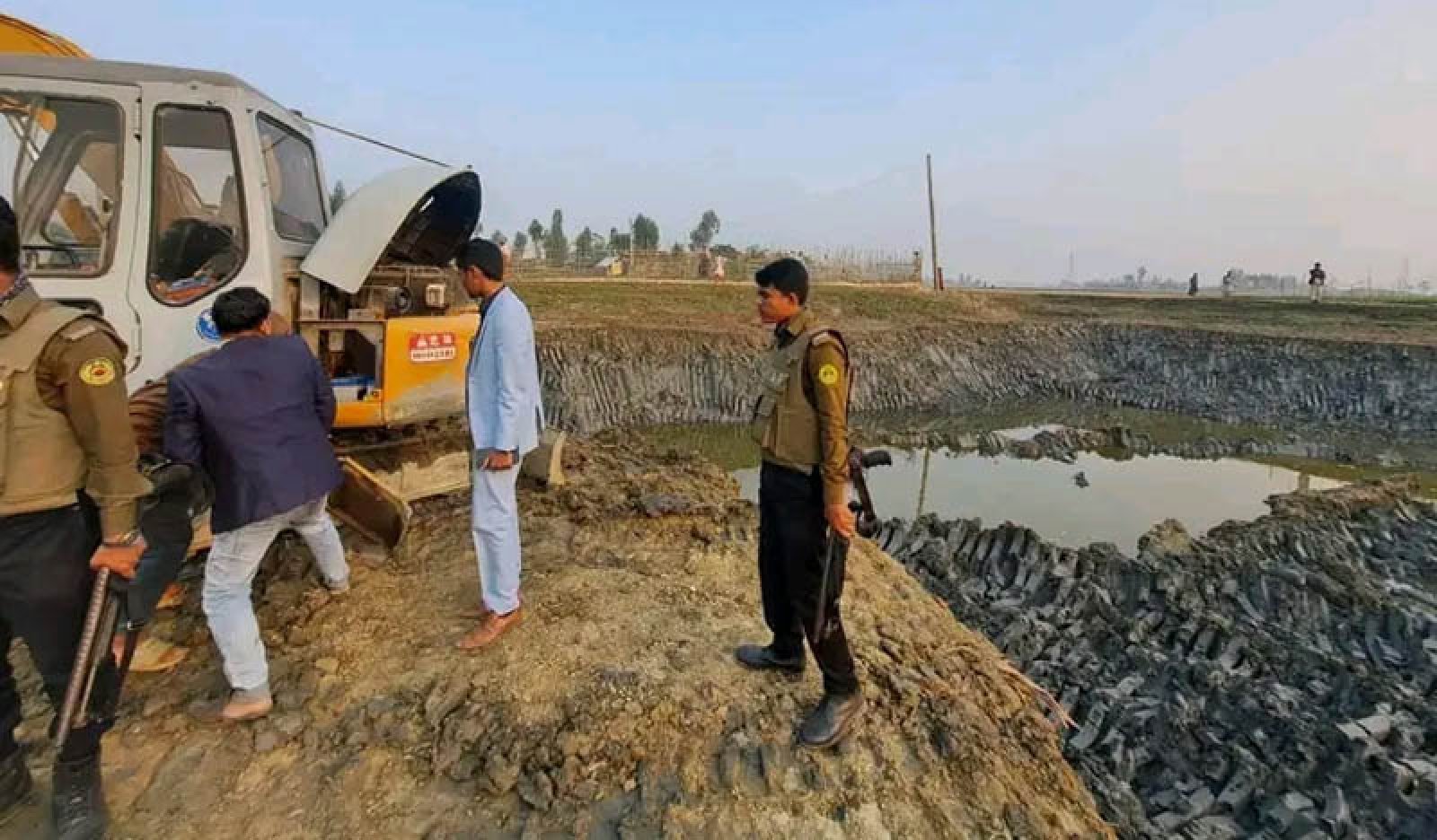 অবৈধভাবে কৃষিজমির মাটি কাটায় ২ লাখ টাকা অর্থদণ্ড