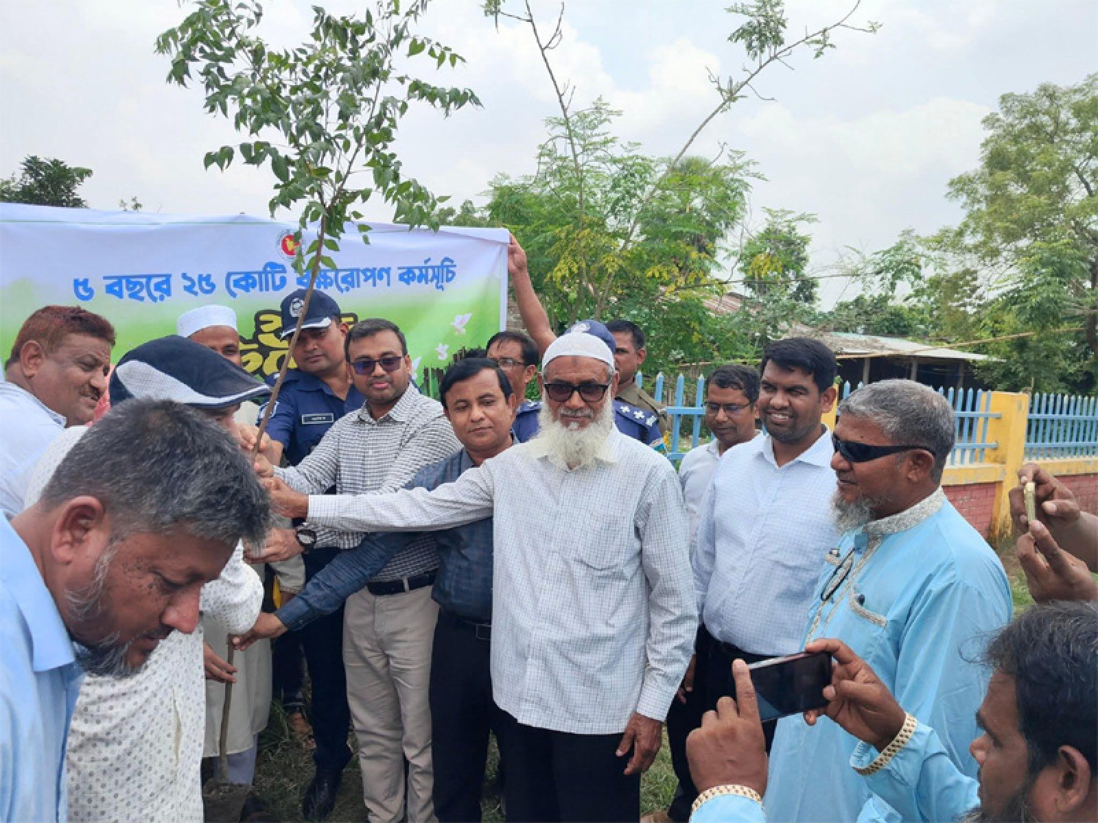 চাঁপাইনবাবগঞ্জে বৃক্ষ রোপণ কর্মসূচি শুভ উদ্বোধন