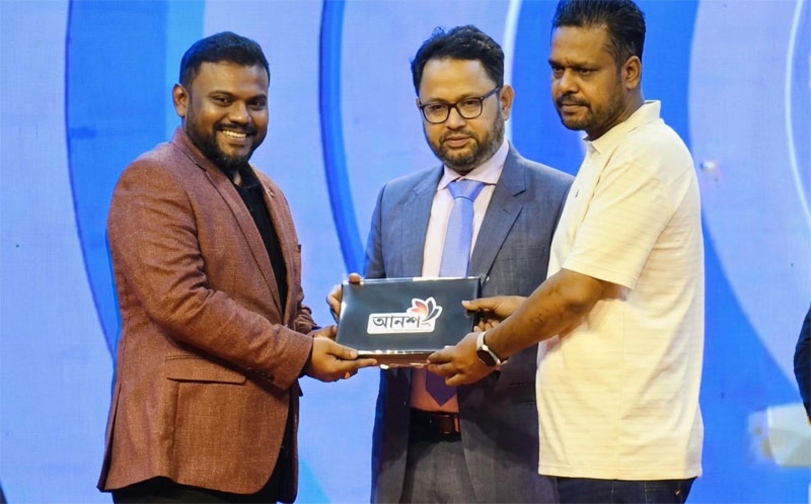 সাংবাদিকতায় বিশেষ অবদানের স্বীকৃতিস্বরূপ  ইমদাদুল হক বিশেষ সম্মাননায় ভূষিত
