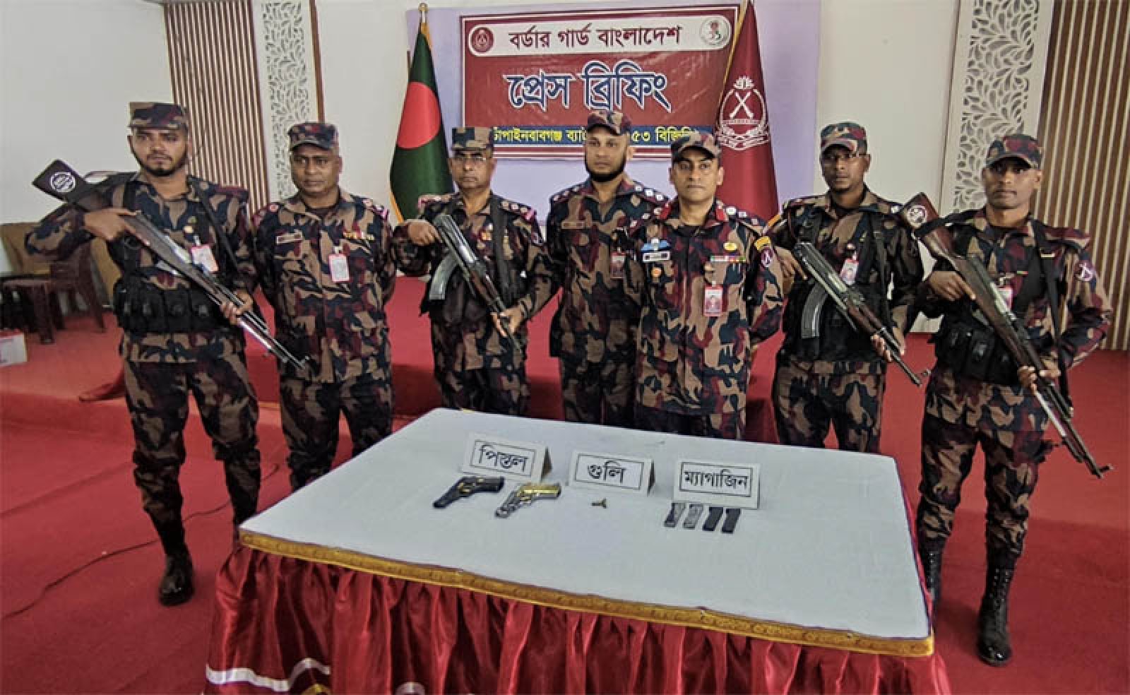 চাঁপাইনবাবগঞ্জ ৫৩ বিজিবি কর্তৃক অস্ত্র ও গোলাবারুদ জব্দ