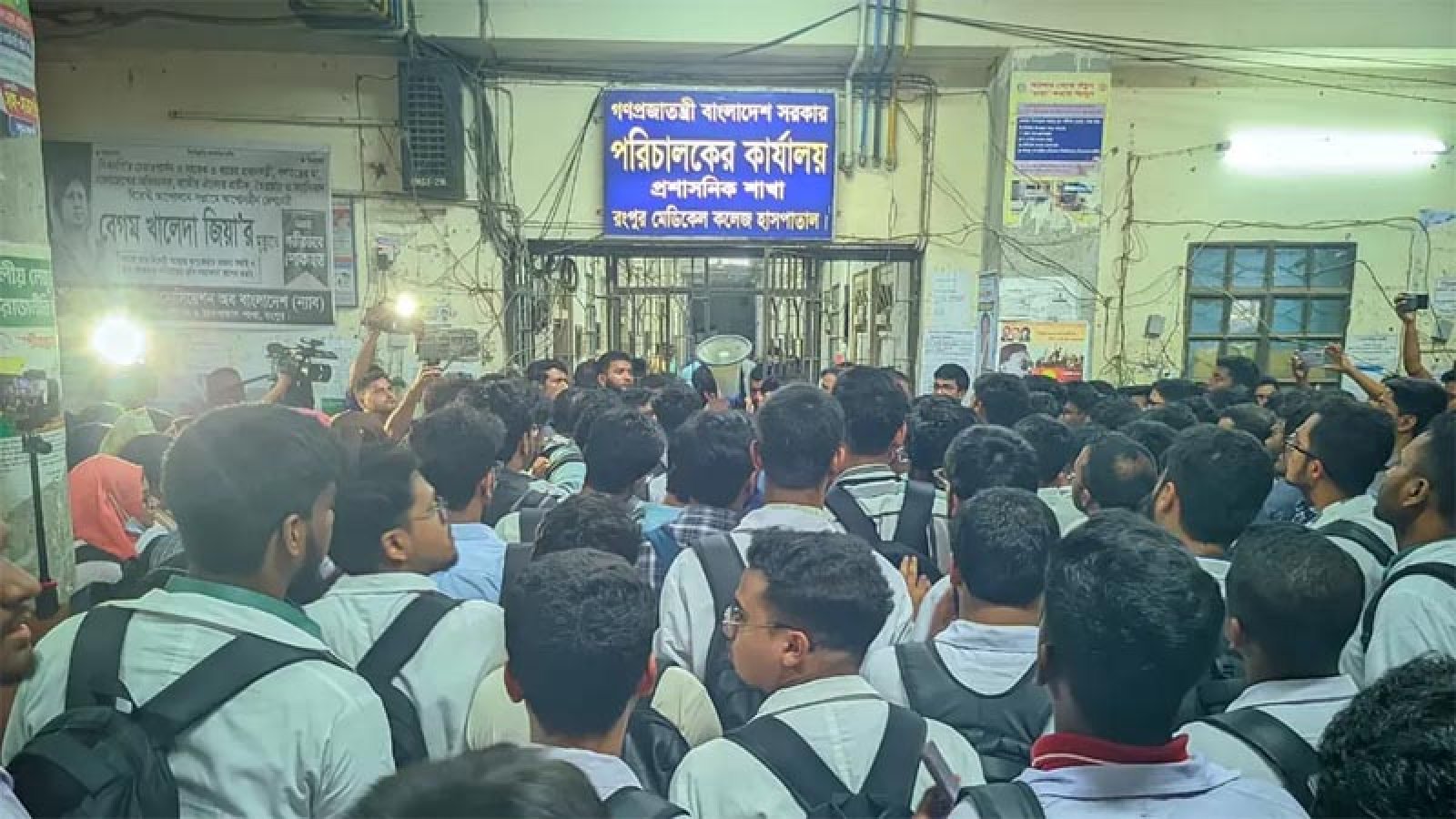 মরদেহ আটকে রোগীর ছেলেকে ‘কান ধরে উঠবস’, আবার তারাই কর্মবিরতিতে