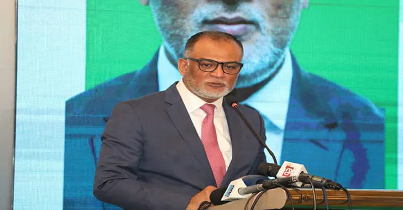 মন্ত্রীর বাড়ির সামনে বৃষ্টির মধ্যে দাঁড়িয়ে ছিলাম, মনে হয় চাকরি চাইতে গিয়েছি