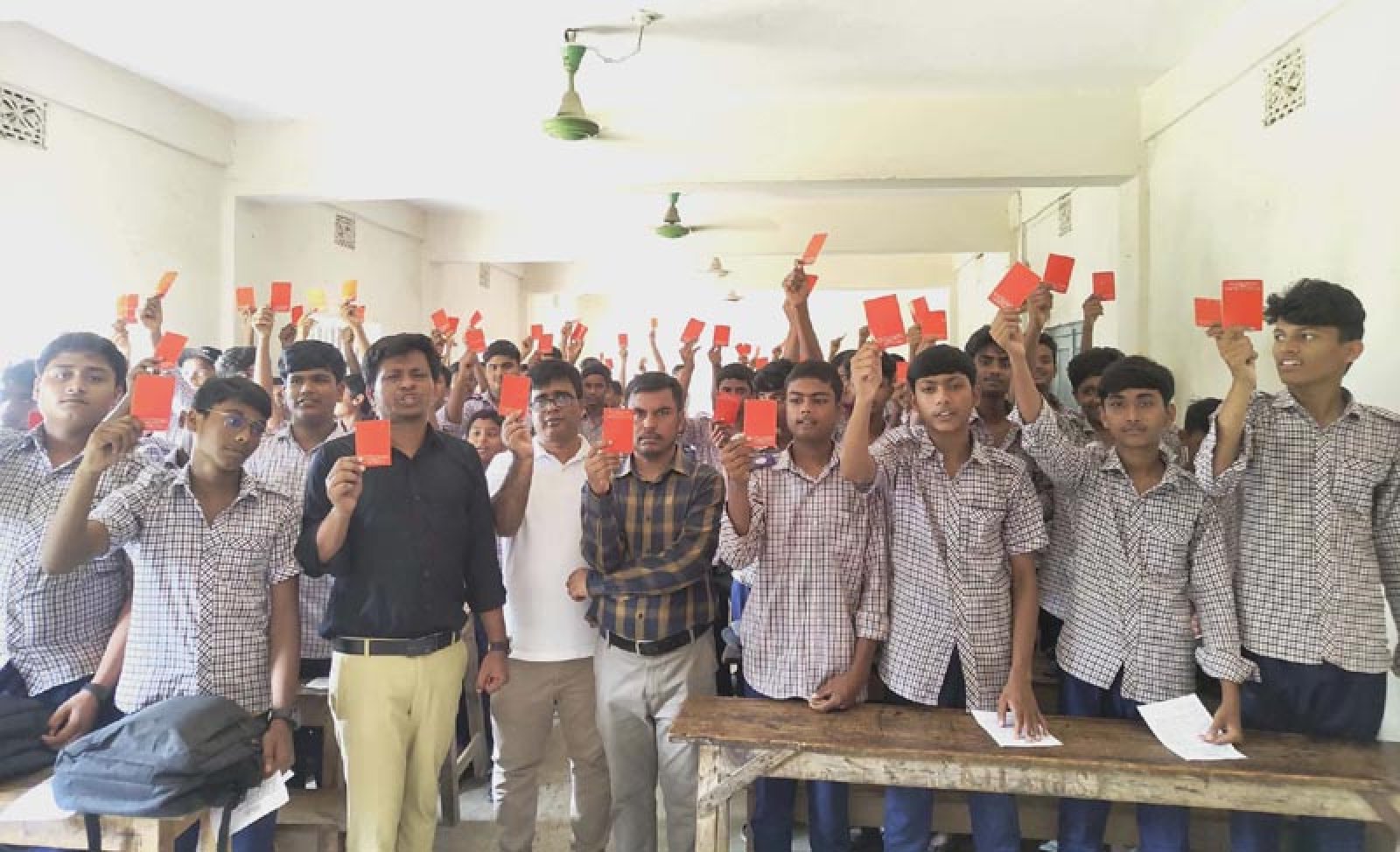গোদাগাড়ীতে মাদক ও কিশোর অপরাধকে লাল কার্ড প্রদর্শন করে শিক্ষার্থীদের শপথ