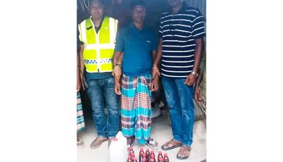 নিয়ামতপুরে ১৫ লিটার চোলাই মদসহ মাদক কারবারি গ্রেপ্তার