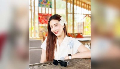 মিম ধরা দিলেন সাগর পাড়ে ,  নজর কাড়ল যেসব ছবি