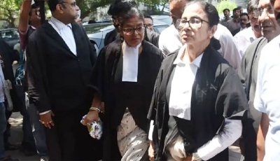 আইনজীবীর পোশাকে কলকাতা হাইকোর্টে মমতা বন্দ্যোপাধ্যায়