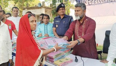 দুর্গোৎসবের আনন্দ ভাগাভাগি, বদলগাছীতে ৪০০ দুস্থের হাতে শাড়ি-লুঙ্গি