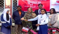 রাজশাহীতে সুবিধাবঞ্চিত স্কুল ছাত্রীদের মাঝে মিডল্যান্ড ব্যাংকের বাইসাইকেল বিতরণ