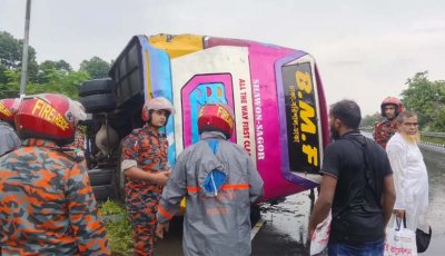 নিয়ন্ত্রণ হারিয়ে  উল্টে গেল যাত্রীবাহী বাস