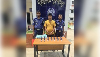 নিয়ামতপুরে ২১ বোতল ‘স্কাফ’সহ মাদক ব্যবসায়ী গ্রেপ্তার