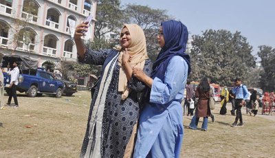 দেশজুড়ে প্রথম ভোটে  তারুণ্যের উচ্ছ্বাস