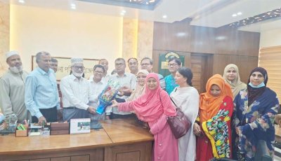 জেলা পরিষদ প্রশাসক এরশাদ আলী ঈশাকে  কমেলা হক ডিগ্রি কলেজের ফুলেল শুভেচ্ছা